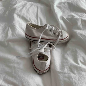  - Converse i storlek 24