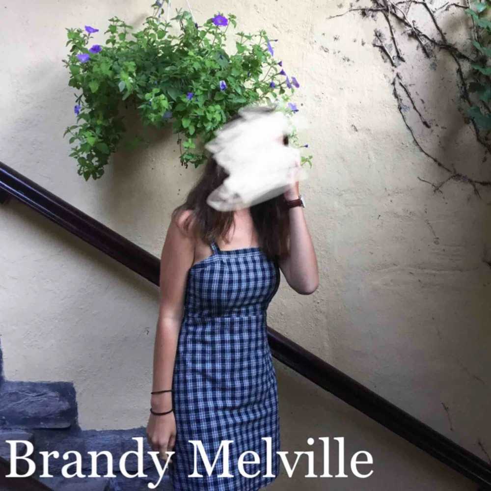 Min absoluta favoritklänning från Brandy Melville är för liten. Åh den är så fin! Passar XS/S. Pris diskuteras. Hör av dig vid frågor! 🌿. Klänningar.