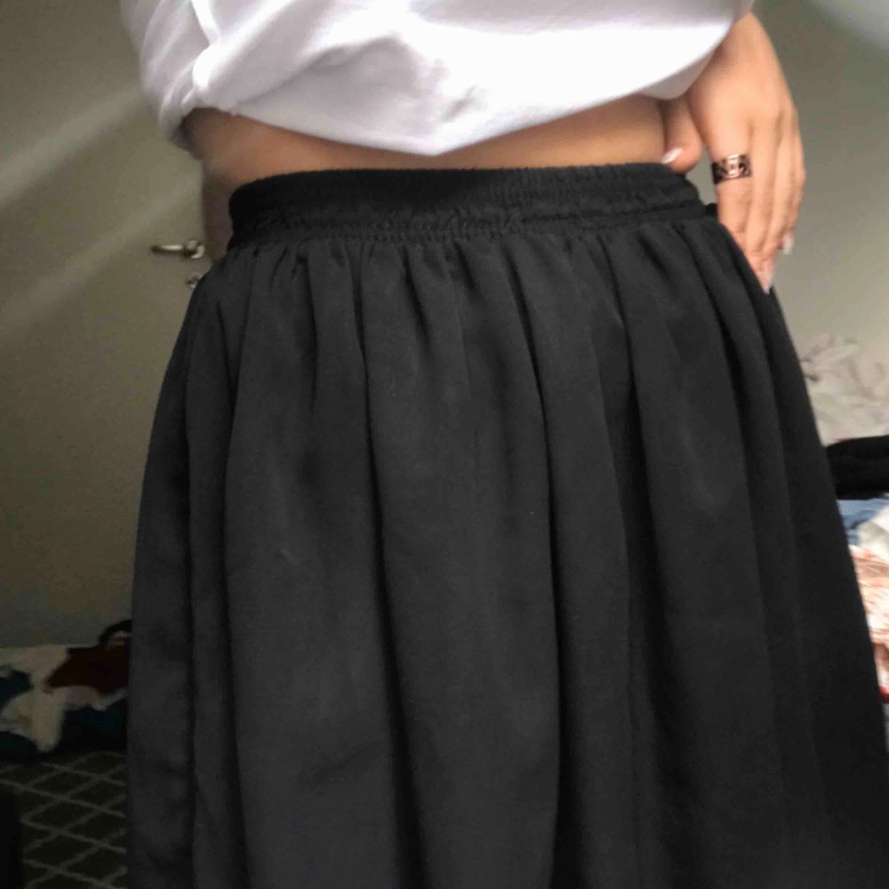 Superfin svart kjol Chiffon ifrån BY American Apparel, aldrig använd då jag inte är något för kortare kjolar. Passar XS/S då det är resor band i midjan.. Kjolar.