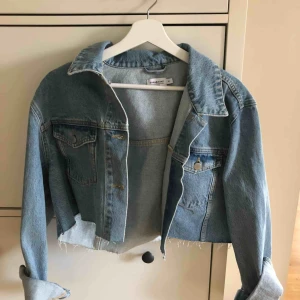  - Cropped Jeansjacka från NAKD  Säljes pga fel storlek.  Aldrig använd  