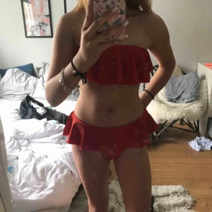  - Så fin volang bikini som tyvärr inte kommer till användning. Man kan ha bandet runt halsen men jag själv tkr d snyggt om man stoppar ner det vid brösten. Kan gå ner till 80kr vid snabb affär