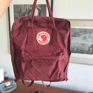  - Fjällräven kånken i fint skick, färg röd 🍒✨