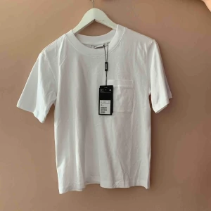  - Helt ny T-shirt från Weekday stl XS. Nypris 150:- 