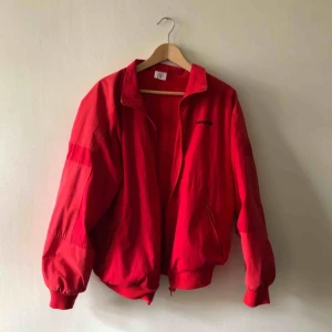  - Vintage adidas med foder i frotté. Ovanlig modell. Uppskattningsvis mitten / sent 80-tal. Kan hämtas i Uppsala eller skickas mot fraktkostnad