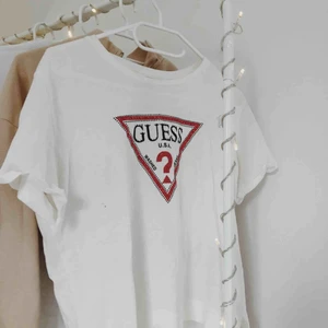  - Super ball GUESS t-shirt med tryck & logga framtill! Nyskick & helt oanvänd! Säljs pga ej kommit till användning