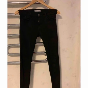  - bershka push up jeans, Storlek 34. Helt nya, använda 2 gånger. 