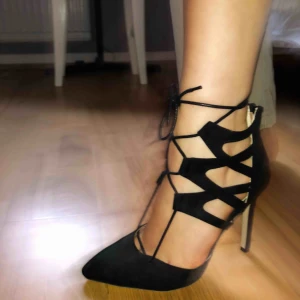  - Helt oanvända snygga klackar. Minns tyvärr inte vart jag köpte dem men snygga och bra kvalité. Original pris 400