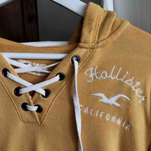 Gul tunnare hoodie från Hollister med snygg snörnings detalj i fram. Den används inte lika mycket som den förtjänar så därför säljer jag den🐝 Köparen står för fraktkostnaden