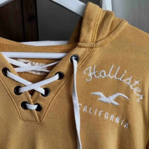  - Gul tunnare hoodie från Hollister med snygg snörnings detalj i fram. Den används inte lika mycket som den förtjänar så därför säljer jag den🐝 Köparen står för fraktkostnaden