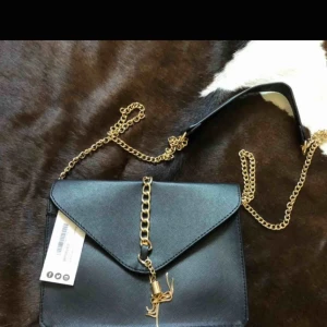  - Ny handväska med kedjerem tags kvar