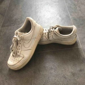  - Vita Nikeairs ganska slitna.