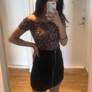  - Både toppen och kjolen för 50 kr 💃🏻 Har använt båda ett par gånger. PASSA PÅ!!  Kan mötas upp i Gbg annars står köparen upp för frakten. 