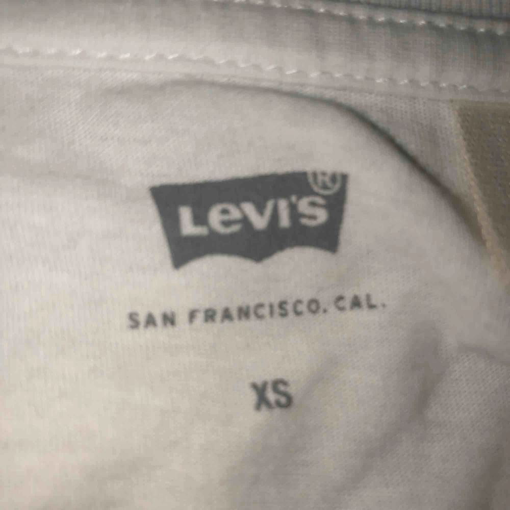 Levis t-shirt. Oanvänd! Det är en XS men funkar lika bra som S:). T-shirts.