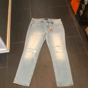  - Helt nya crocker finns i strl 26,27,28,29 prislapp kvar nypris är 899:-