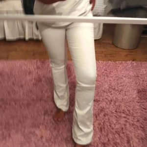  - Ursnygga Vita bootcut/flare jeans😍🥰 Lite långa för mig som är ca 1,60, säljer pga för små för mig✨
