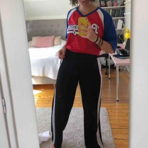  - Dethär har varit mina FAVORIT byxor😍 säljer då jag inte använder dom längre. Dom är välanvända men i toppenskick! Byxorna är super sköna å passar till att ha när du bara vill chilla eller när du vill klä upp dig. Möts upp i Sthlm annars + frakt💘