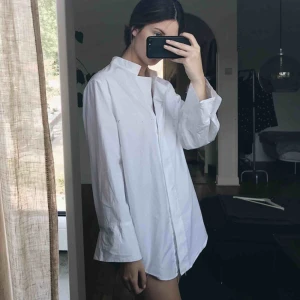  - Underbar bomullsskjorta från H&M Trend i strl XS. Lite oversize i modellen så passar även en S! Använd en gång och i perfekt skick.🌷