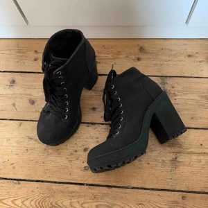  - Sjukt snygga klackar! Storlek 39. Köpta på H&M. Så sköna och sparsamt använda. 🌟 Frakt tillkommer. 