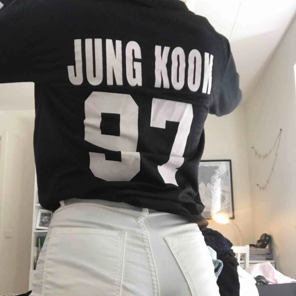 Något tunnare sweatshirt med kpop-gruppen BTS på! Den va mitt allt men den perioden är tyvärr över. Använde den bara en gång 😭❤️ I Asiatisk storlek så passar vanligt på en S. . Hoodies.