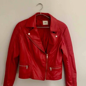 Röd skinnjacka  - 🌈 GÖR TOTALRENSNING AV JACKOR PGA FLYTT 🌈  Ett måste i garderoben! En basic röd skinnjacka (ej äkta skinn).   Jackan är storlek 36 men passar storlek 34-40 beroende på vilken passform du är ute efter.   Kan mötas upp i Uppsala, Stockholm eller fraktas.