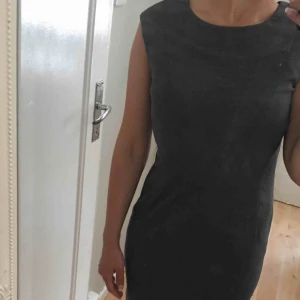  - Helt ny Mörkgrå klänning i strl 38