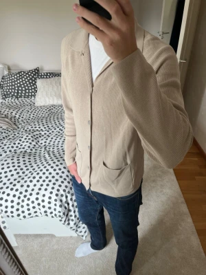 Beige cardigan från Massimo Dutti - Säljer en sjukt snygg stickad beige cardigan från Massimo Dutti. Tröjan har inga tecken på användning! ✌🏼  ——————————————————————————                                                                      📐| Storlek: M                                                           👖| Märke: Massimo Dutti                                      🔎| Skick: 9.7/10                                                     ✍🏻| Skriv om du har några frågor