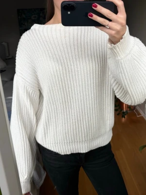 Vit ribbstickad tröja  - Stickad tröja från NA-KD, köpt för några år sedan men i bra skick!☺️