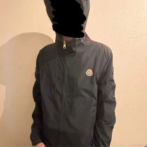 Moncler jacka windbreaker - Riktigt fet moncler windbreaker i storlek M. Sitter riktigt skön och är perfekt nu till hösten. Pris är inte hugget i sten och vill bara bli av me den. Extremt bra kvalité och har du några frågor så är det bara att skriva! Mvh