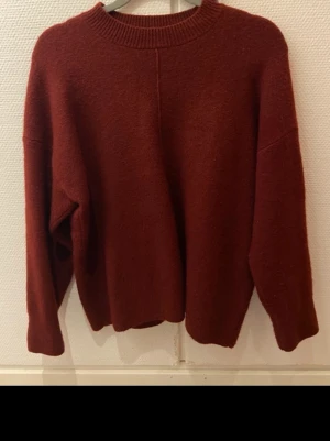 Stickad tröja Zara - Vinröd stickad tröja, säljs då den är för kort i armarna på mig. Skulle säga att den är lite over-sized. Aldrig använd endast testad!