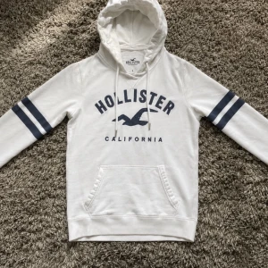 Hollister Hoodie - Säljer denna riktigt stilrena hollister hoodien i mycket fint skick!🌟Strl S /// Hör gärna av er om ni har funderingar!👏
