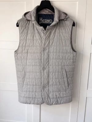 Herno väst - Här säljer jag en nästintill oanvänd Herno väst. Den är som sagt i ett jättefint skick!!  Nypris runt 6000kr+  Hör av dig vid frågor eller prisförslag😃