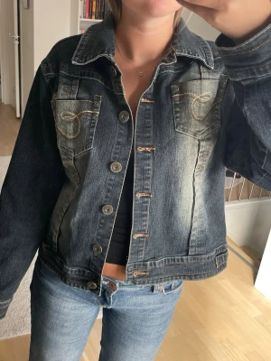 Jeansjacka  - Säljer en snygg cool jeansjacka från Capri Jeans, köpt på second hand butik. Står storlek XL i jackan men sitter som XS/S. Fint skick, inga defekter!