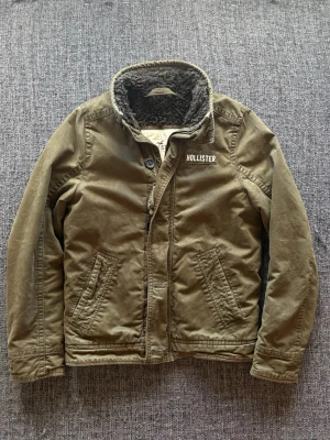 Hollister 2004 jacket ~ sällsynt  - Säljer nu denna sjukt snygga Hollister jackan | st S ~ 170–180cm | fodrad insida som passar perfekt till kyligare dagar! Modellen produceras inte längre och är därav väldigt sällsynt. Kan även gå ner lite i pris vid snabb affär🍁🫶