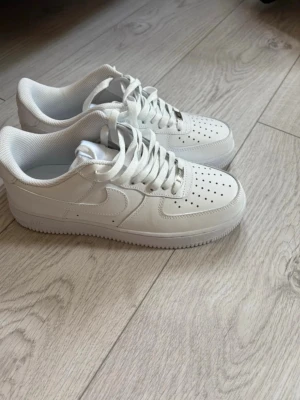 Nike air forces - Klassiska helvita Nike air forces 1 knappt använda, helt ny