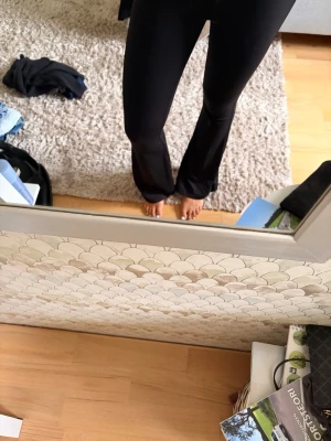 Svarta utsvängda träningsbyxor - Säljer ett par svarta leggings med utsvängda ben💞 storlek M men skulle säga att den passa lika bra om inte bättre en storlek S