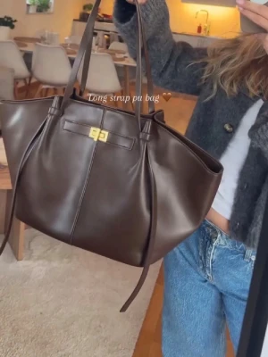 Mörkbrun stor väska från ginatricot ( Long strap pu bag  - Säljer denna väska ( orginal pris 500kr)