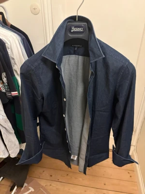 Mörkblå skjorta från Jacob Cohen - Snygg mörkblå denim skjorta från Jacob Cohen. Storlek: 38 (Small/slim M). Nästan helt oanvänd, inga defekter. En personlig favorit. Nypris: 6500kr. Ta kontakt vid minsta intresse 😊
