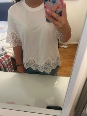 Byter mot en i xs  - Byter gärna mot en i xs eller xss ifall nån har. Denna är i storlek s. Vit topp med spetts💗endast använd en gång 