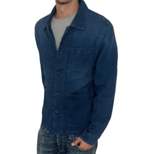 Mörkblå overshirt i jeansmaterial - Snygg mörkblå overshirt med klassisk krage och tre stora fickor framtill. Jackan är tillverkad i jeansmaterial och har knappar hela vägen. Perfekt för dig som gillar en chill och stilren look.