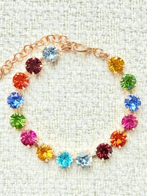 Armband ”Rainbow” - Snyggt armband med stora, runda stenar i regnbågens alla färger. Stenarna sitter på en tunn guldfärgad kedja med justerbar längd. Perfekt för dig som vill ha en färgklick till din outfit och gillar att sticka ut. Fint att kombinera med andra smycken, se sista bilden för inspiration✨✨✨✨. 