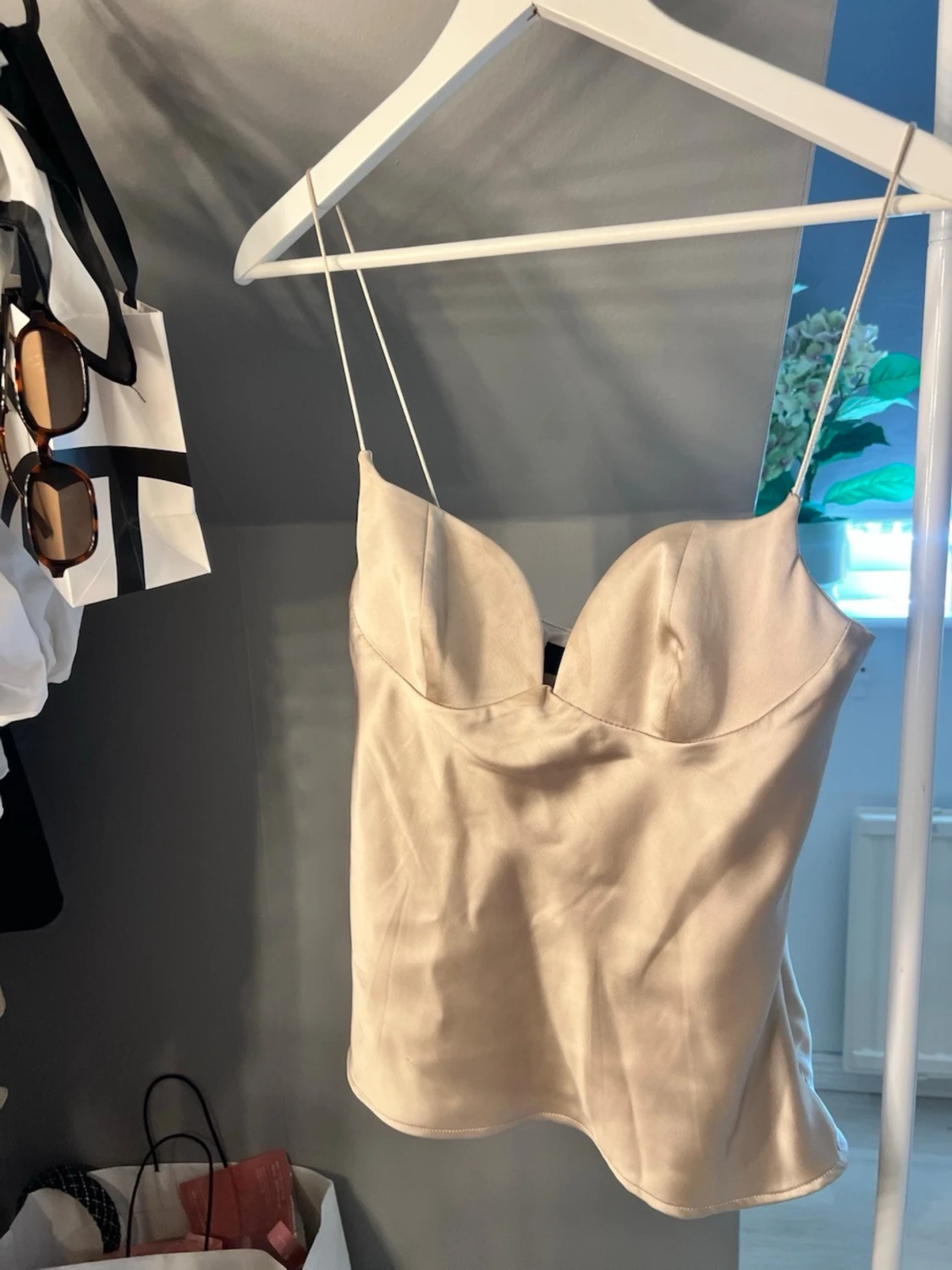 Champagnefärgad satin linnetopp