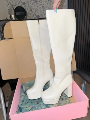 Världens snyggaste knee high platform heels med chunky klack från Lamoda - Coola, snygga, unika & bekväma platform heels från Lamoda. Helt nya i 100% nyskick säljer pga köpte fel storlek. Har flera Lamoda-boots och alla är supersnygga, i bra kvalitet och bekväma! Använder de flitigt. Lägg ett bud! Gör bundle för 50% på allt. Storlek 39/40