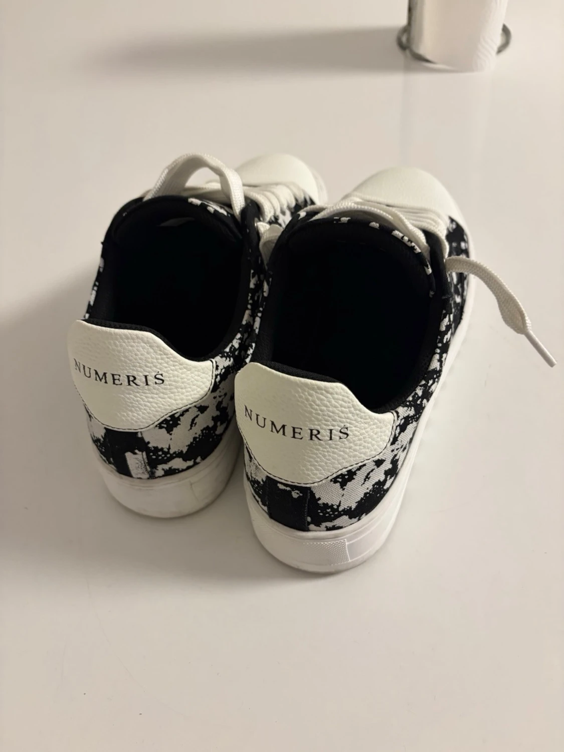 Svarta och vita sneakers med mönster - 2