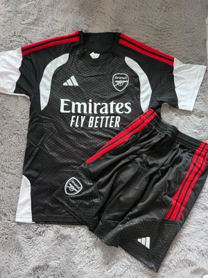 Arsenal 26/27 träningsett - Ett träningsett med T-shirt + shorts med fickor, för Arsenal säsongen 26/27 i storlek L