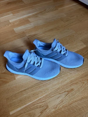 Grå ultraboost - Säljer dessa extremt snygga ultraboost i bra skick. ✨  📌 Storlek: [42 men sitter som 41] 📌 Skick: [mycket bra] 📌 Färg: [grå]  Inga större defekter men tyvärr så verkar det som att jag råkat slängt boxen, så ingen box tillkommer.  📦 Skickas snabbt och välpackat!