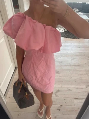 Rosa oneshoulder kortklänning - Jättefin klänning🩷Använd endast en gång