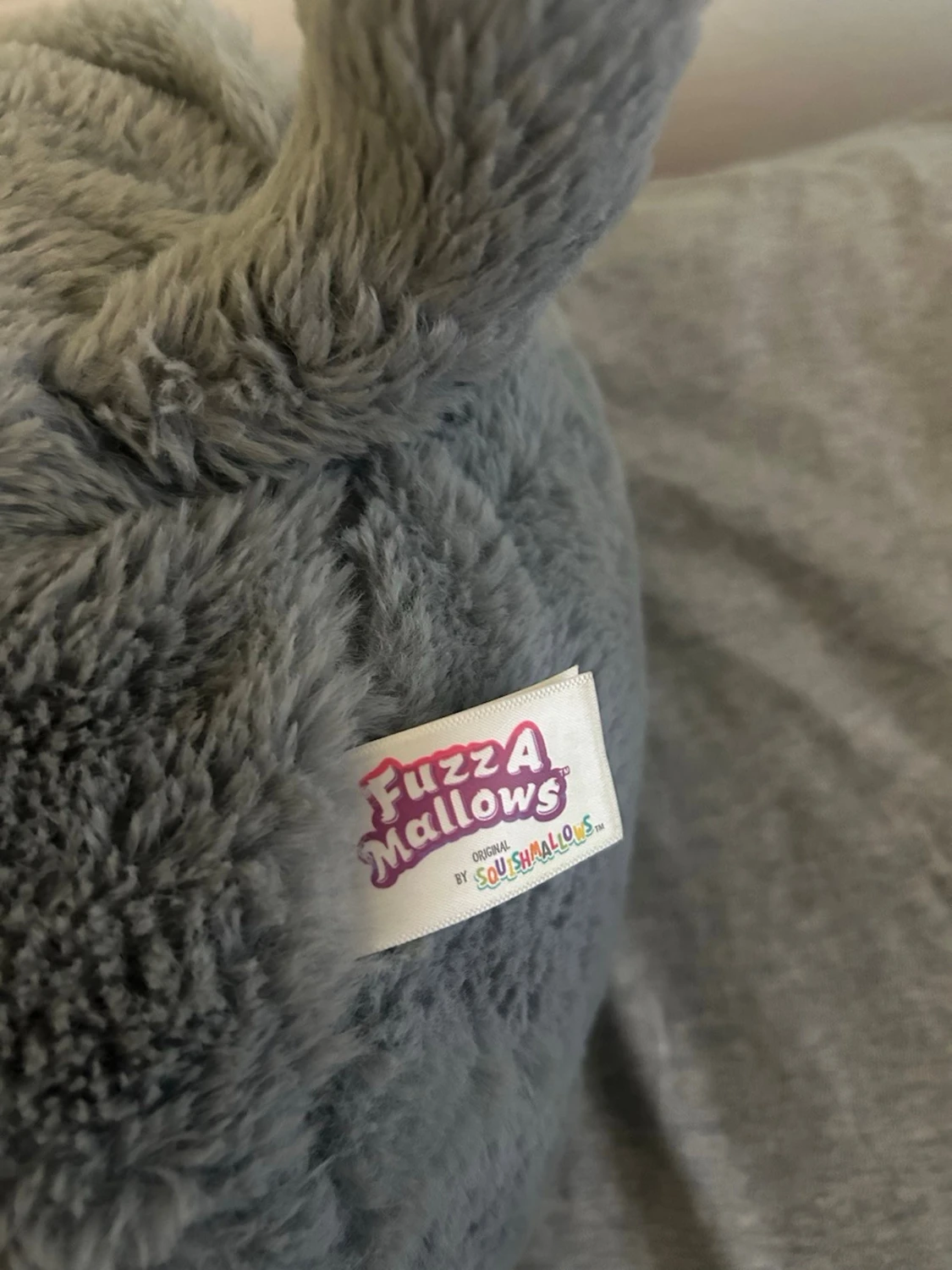 Grå FuzzAMallows Squishmallows gosedjur - 1