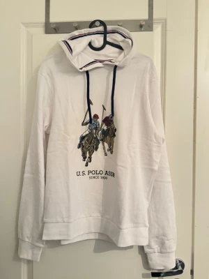 Vit hoodie från U.S. Polo Assn. - Snygg vit hoodie från U.S. Polo Assn. Helt ny oanvänd säljs pga fel storlek