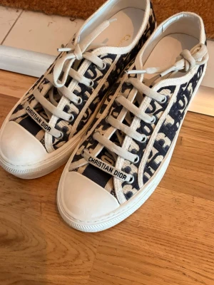 Sneakers - Superfina Dior liknande sneakes! Säljer då de inte kommer till användning, endast använda en gång💕