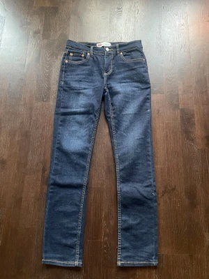 Levi’s jeans 512  - Ett par oanvända jeans från Levi’s! De har endast legat i garderoben sen jag fick de. Det är storlek 164cm/14A passar någon mellan 165cm till 175cm beroende på hur man vill att de ska sitta😊